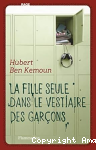 La fille seule dans le vestiaire des garçons